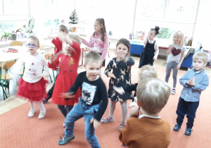 Dzieci tańczą "Świąteczny taniec"